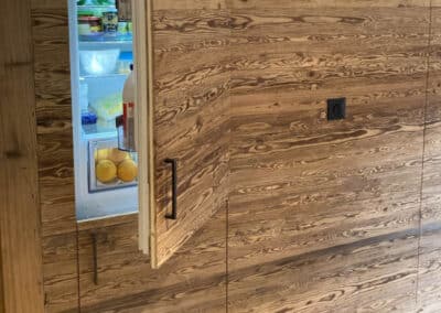 Altholzküche - Modell Chiavenna - Ansicht mit Kühlschranktür
