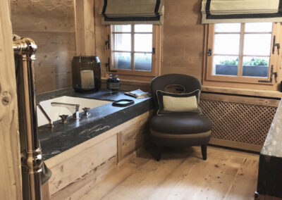 Badezimmer mit Badewanne, Wandverkleidung und Möbeln aus Massivholz – stilvoller Innenausbau mit Naturmaterialien.