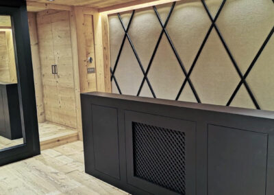 Moderner Innenausbau mit Massivholzverkleidung und Design-Elementen in Schwarz – elegante Schreinerarbeit.