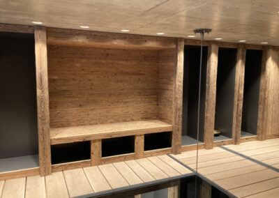 Sitzbank und Garderobe aus Massivholz – funktionaler und ästhetischer Innenausbau vom Schreiner.