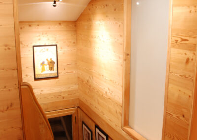 Treppenhaus mit Wandverkleidung aus Massivholz – warmer Innenausbau vom Schreiner.