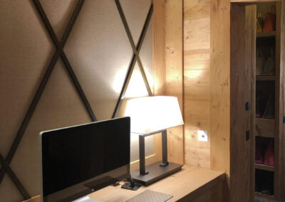Arbeitsbereich mit Massivholz-Wänden und Schreibtisch – stilvoller Innenausbau aus massivem Holz.