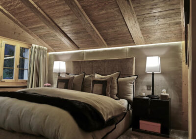 Gemütliches Schlafzimmer mit Decke und Wandverkleidung aus Massivholz – hochwertiger Innenausbau vom Schreiner.