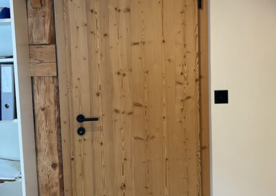 Schlichte, elegante Innentüre aus massivem Holz, gefertigt von der Schreinerei. Zeitloses Design aus Massivholz.