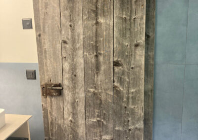 Rustikale Massivholztüre mit antikem Schlossbeschlag, handgefertigt in der Schreinerei. Türe aus massivem Holz im Vintage-Stil.