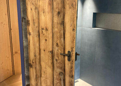Traditionelle Türe aus massivem Holz mit Querleisten, Schreinerarbeit für rustikale Innenräume. Massivholztüren im Landhausstil.
