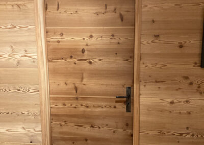 Innentüre aus massivem Holz, perfekt verarbeitet von der Schreinerei. Schlichtes, zeitloses Design mit harmonischer Holzmaserung.