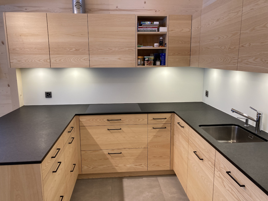 Moderne Massivholzküche aus hellem Holz – natürliche Oberfläche, die durch richtige Pflege langlebig bleibt