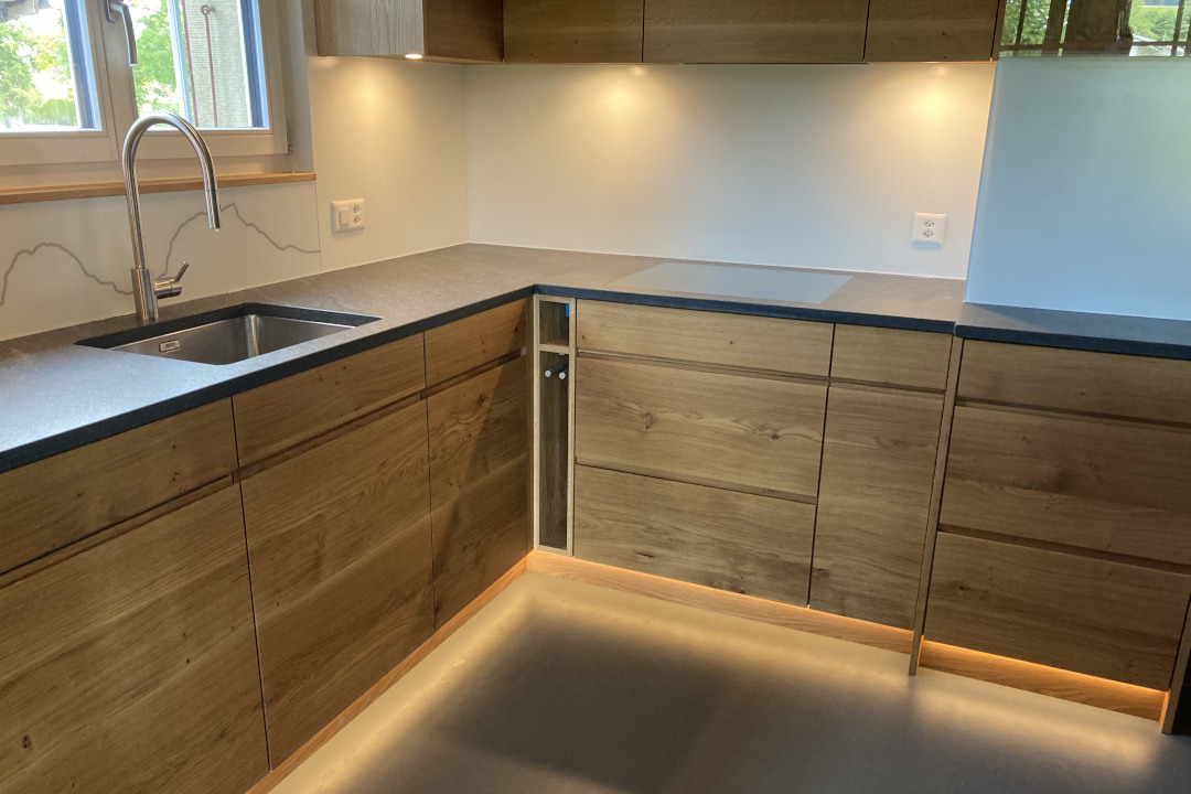 Moderne Schreinerküche aus heller Eiche mit präziser Verarbeitung und natürlicher Oberfläche – handgefertigt nach Mass