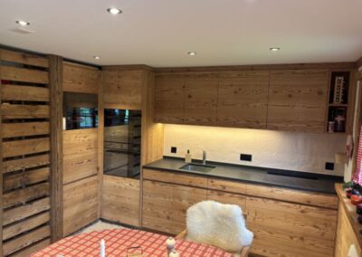 Massivholz-Lärchenküche Chiavenna mit gehackten Fronten und natürlicher Holzstruktur