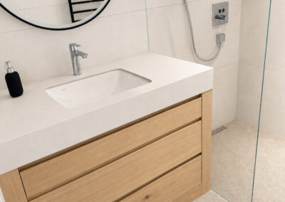 Badmöbel aus Massivholz mit integriertem Waschbecken und bodenebener Dusche