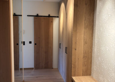 Schrank aus massivem Holz als hochwertige Garderobe im Eingangsbereich