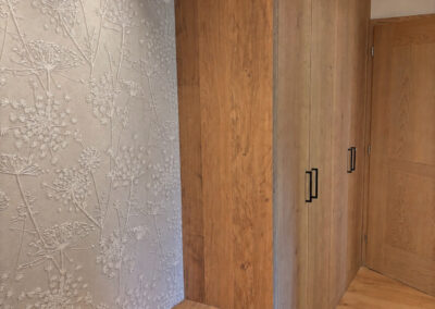 Schrank aus Massivholz mit Sitzbank im modernen Eingangsbereich